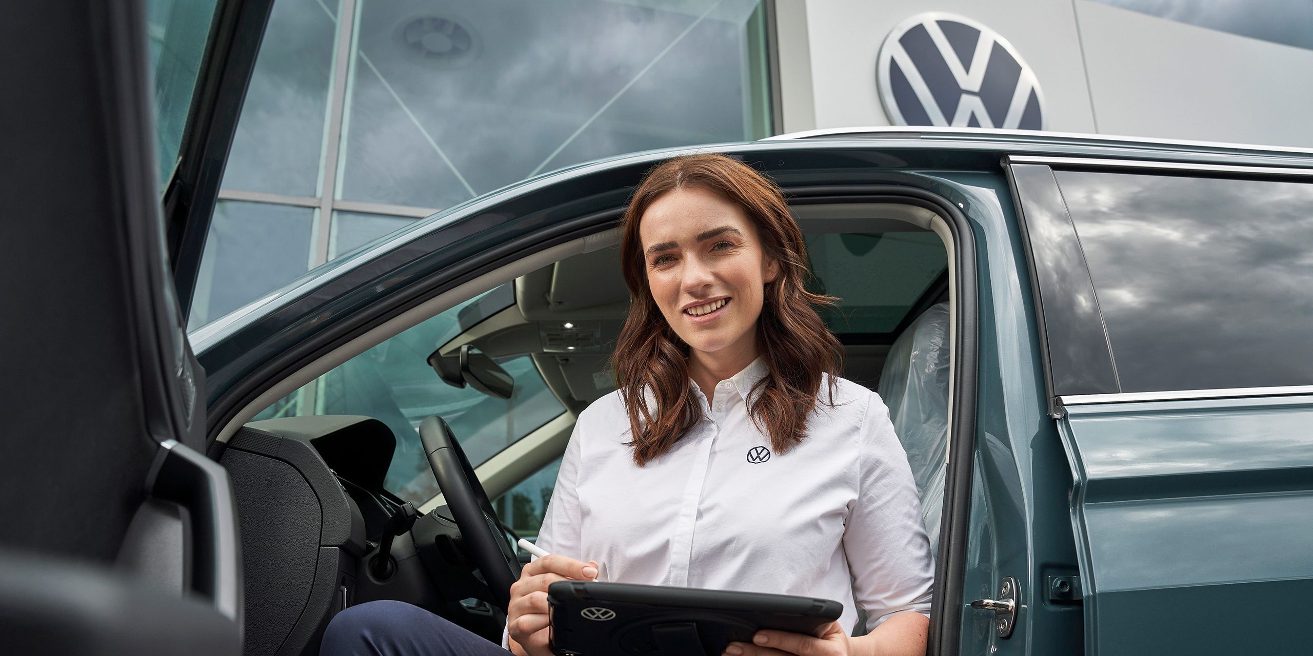 Volkswagen Service Technikerin mit Tablet